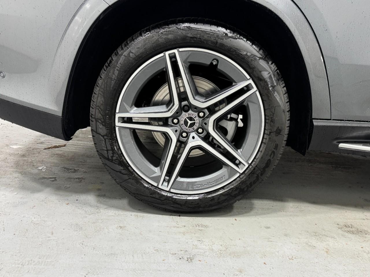 Mercedes-Benz GLS Vehicle Full-screen Gallery Image 5