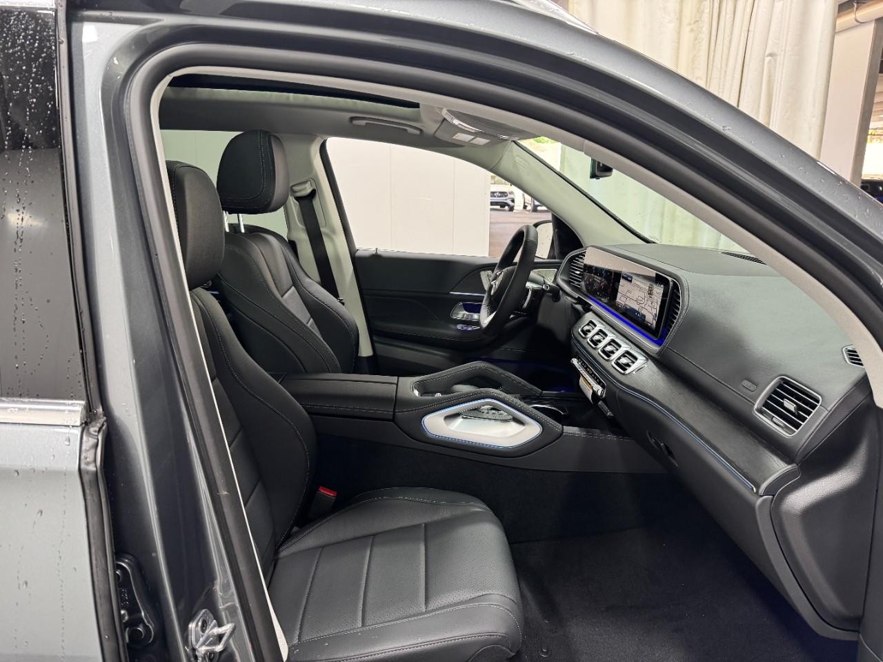 Mercedes-Benz GLS Vehicle Full-screen Gallery Image 21