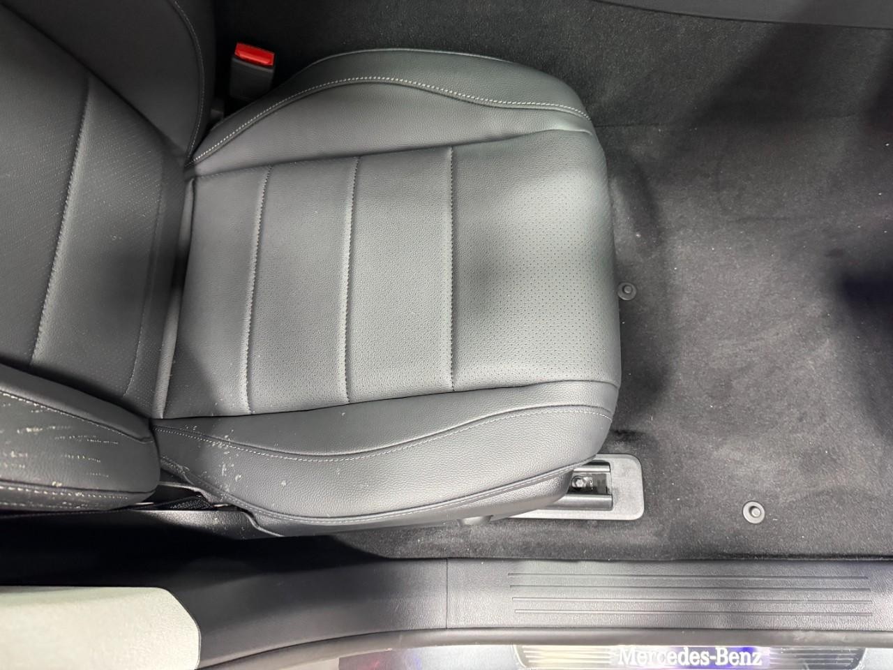 Mercedes-Benz GLS Vehicle Full-screen Gallery Image 22