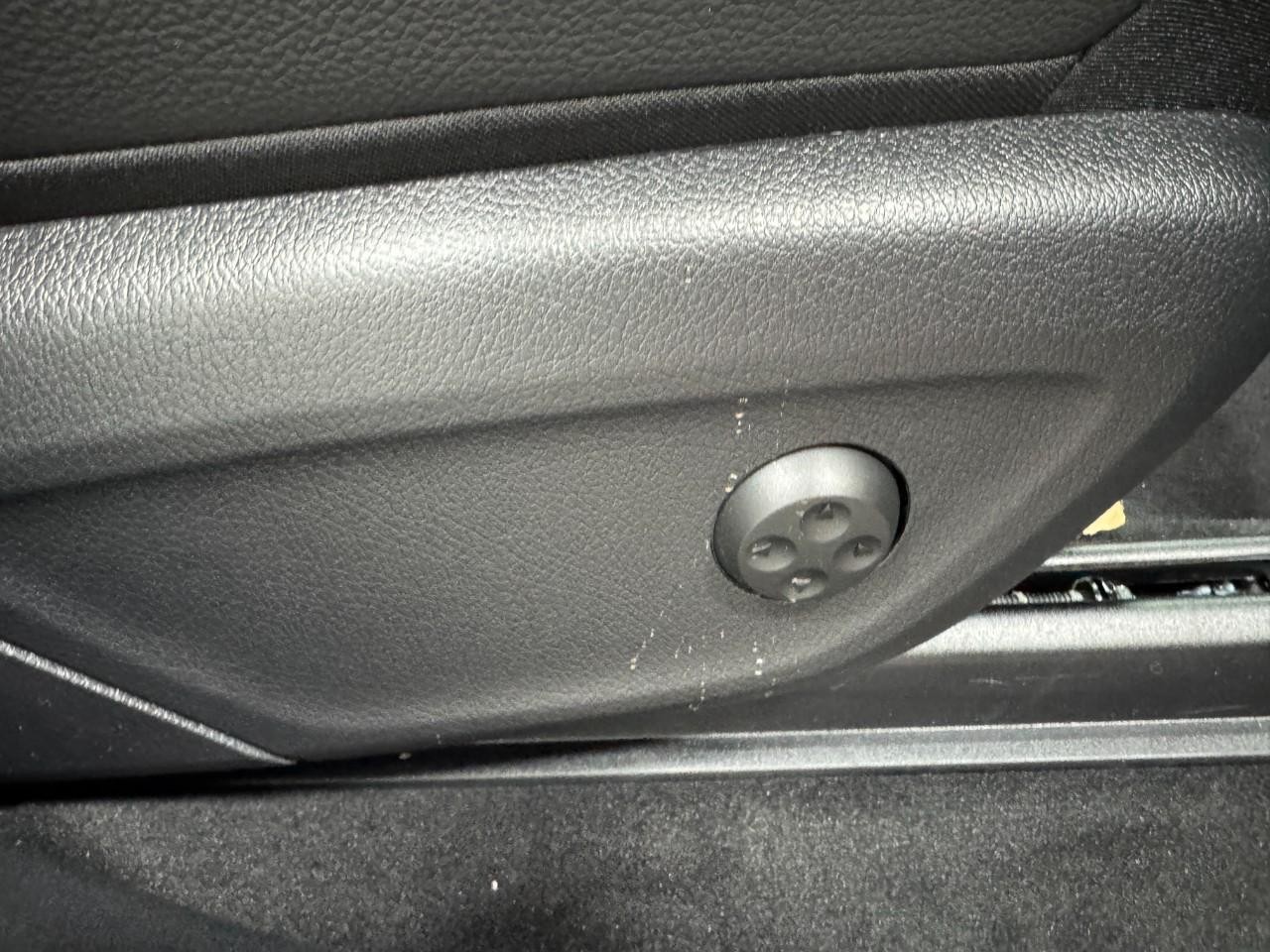 Mercedes-Benz GLS Vehicle Full-screen Gallery Image 23