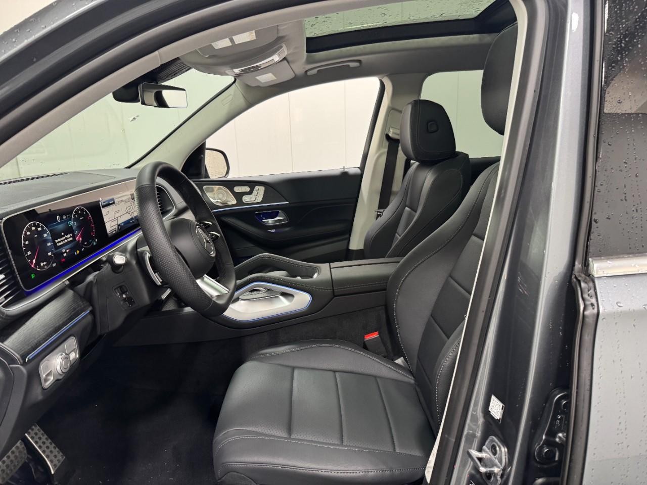 Mercedes-Benz GLS Vehicle Full-screen Gallery Image 32