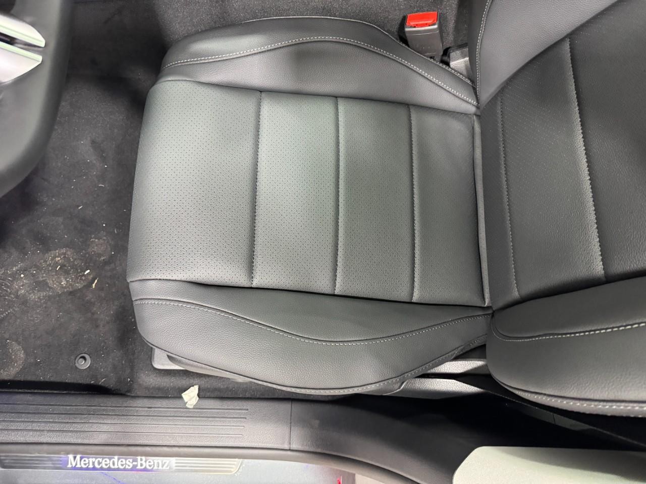 Mercedes-Benz GLS Vehicle Full-screen Gallery Image 33