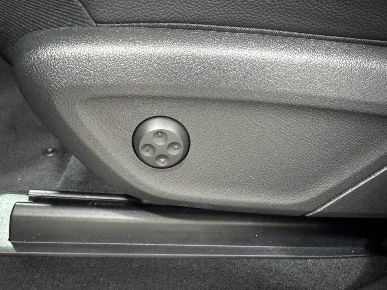 Mercedes-Benz GLS Vehicle Full-screen Gallery Image 34