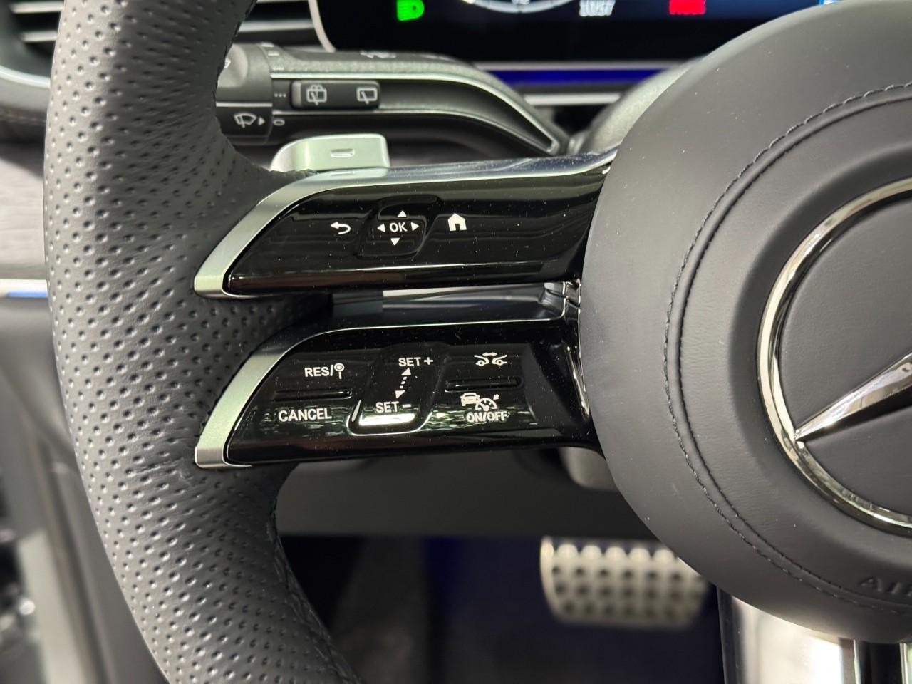 Mercedes-Benz GLS Vehicle Full-screen Gallery Image 36