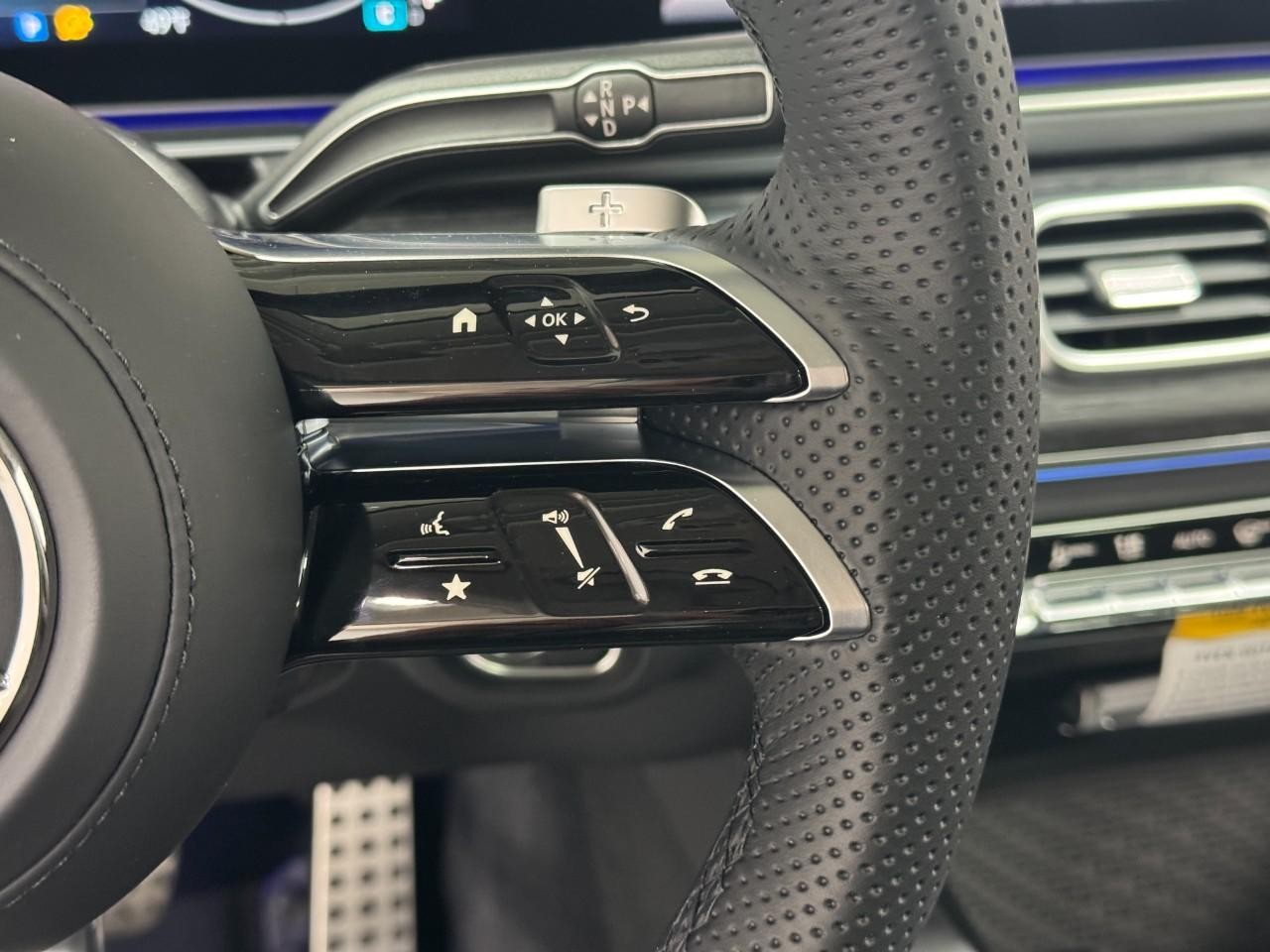 Mercedes-Benz GLS Vehicle Full-screen Gallery Image 37