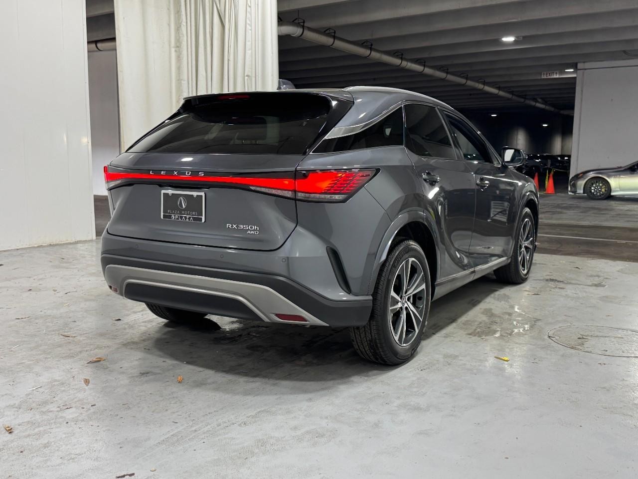 Lexus RX Vehicle Full-screen Gallery Image 4