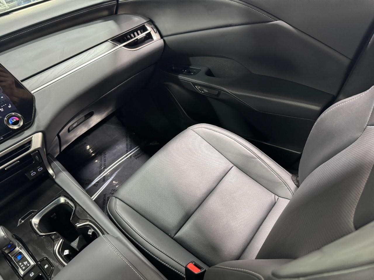 Lexus RX Vehicle Full-screen Gallery Image 17