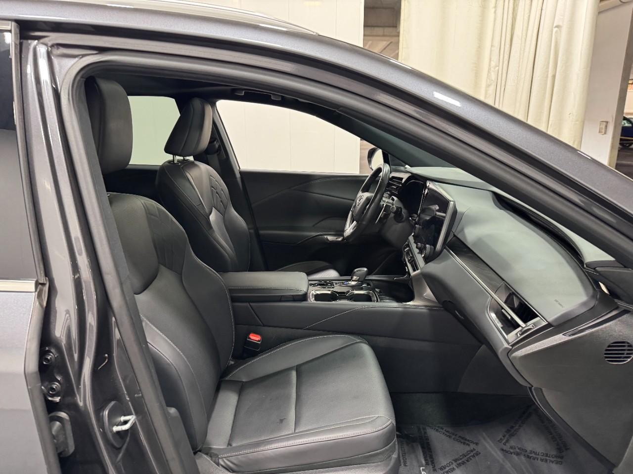 Lexus RX Vehicle Full-screen Gallery Image 18