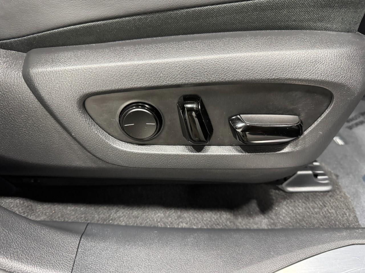 Lexus RX Vehicle Full-screen Gallery Image 20