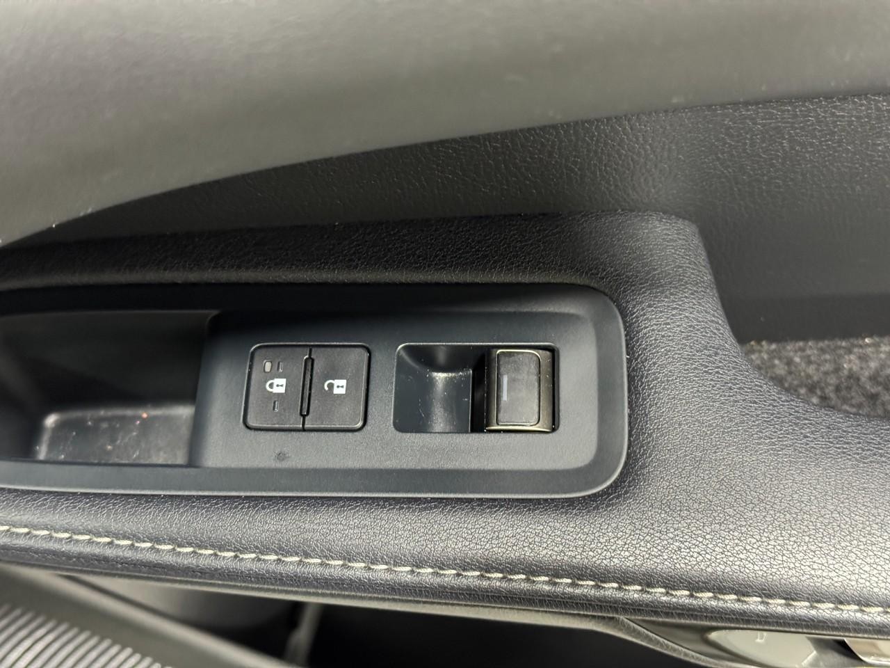 Lexus RX Vehicle Full-screen Gallery Image 21