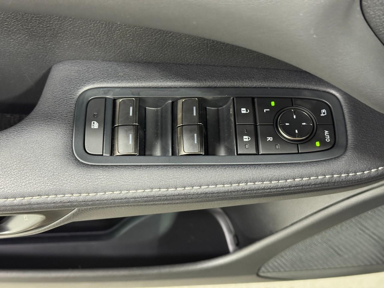 Lexus RX Vehicle Full-screen Gallery Image 22