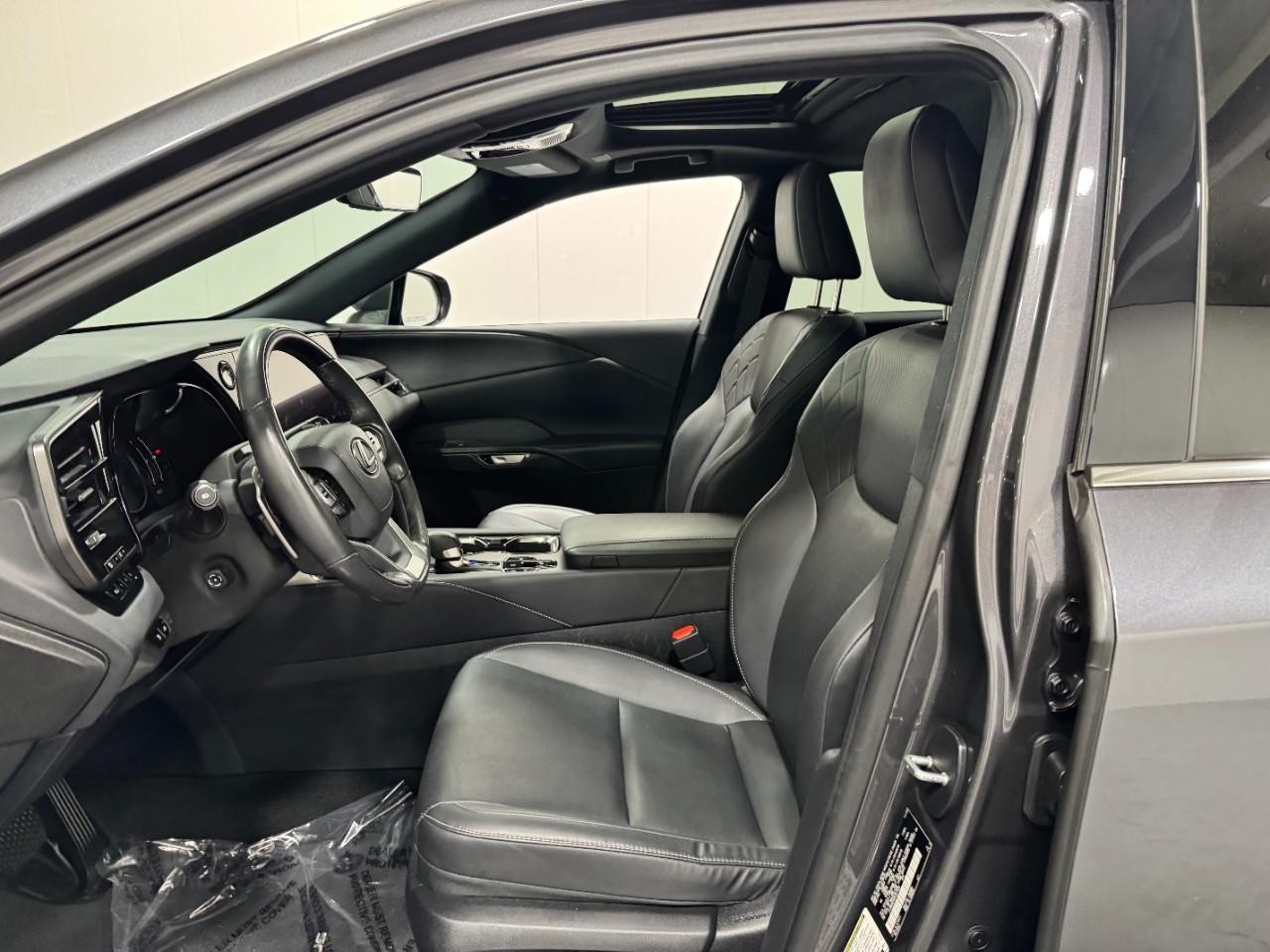 Lexus RX Vehicle Full-screen Gallery Image 23