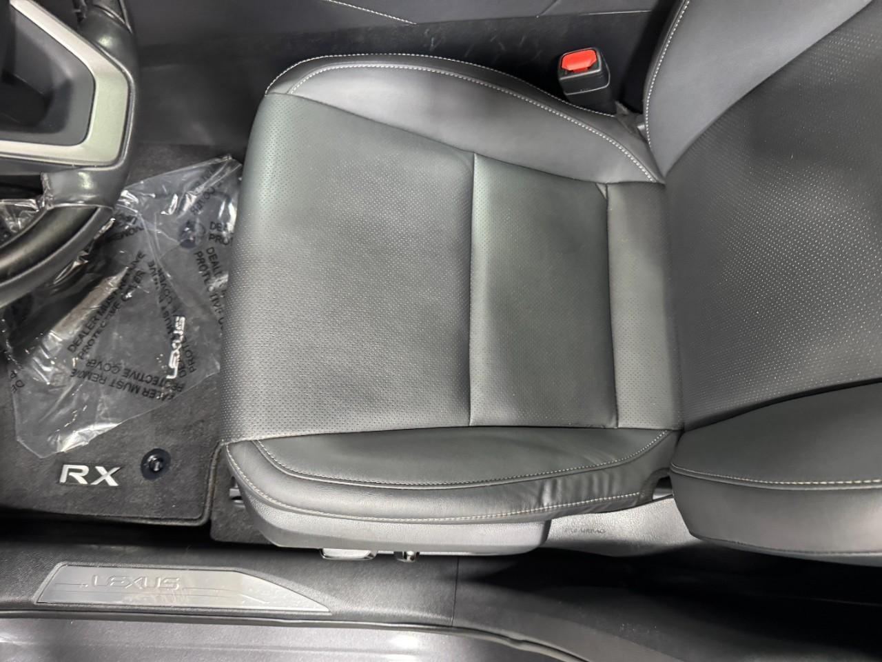 Lexus RX Vehicle Full-screen Gallery Image 24