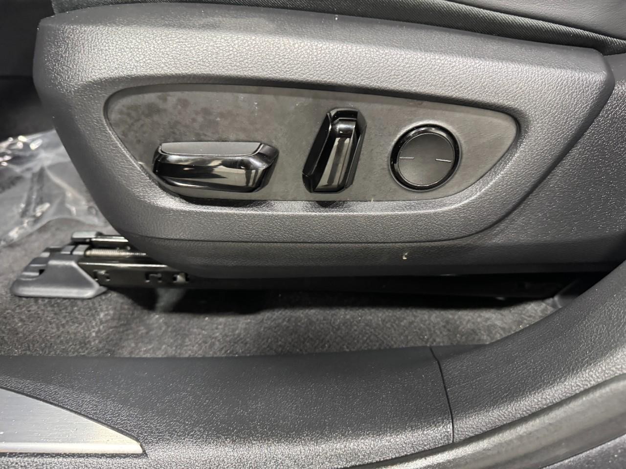 Lexus RX Vehicle Full-screen Gallery Image 25