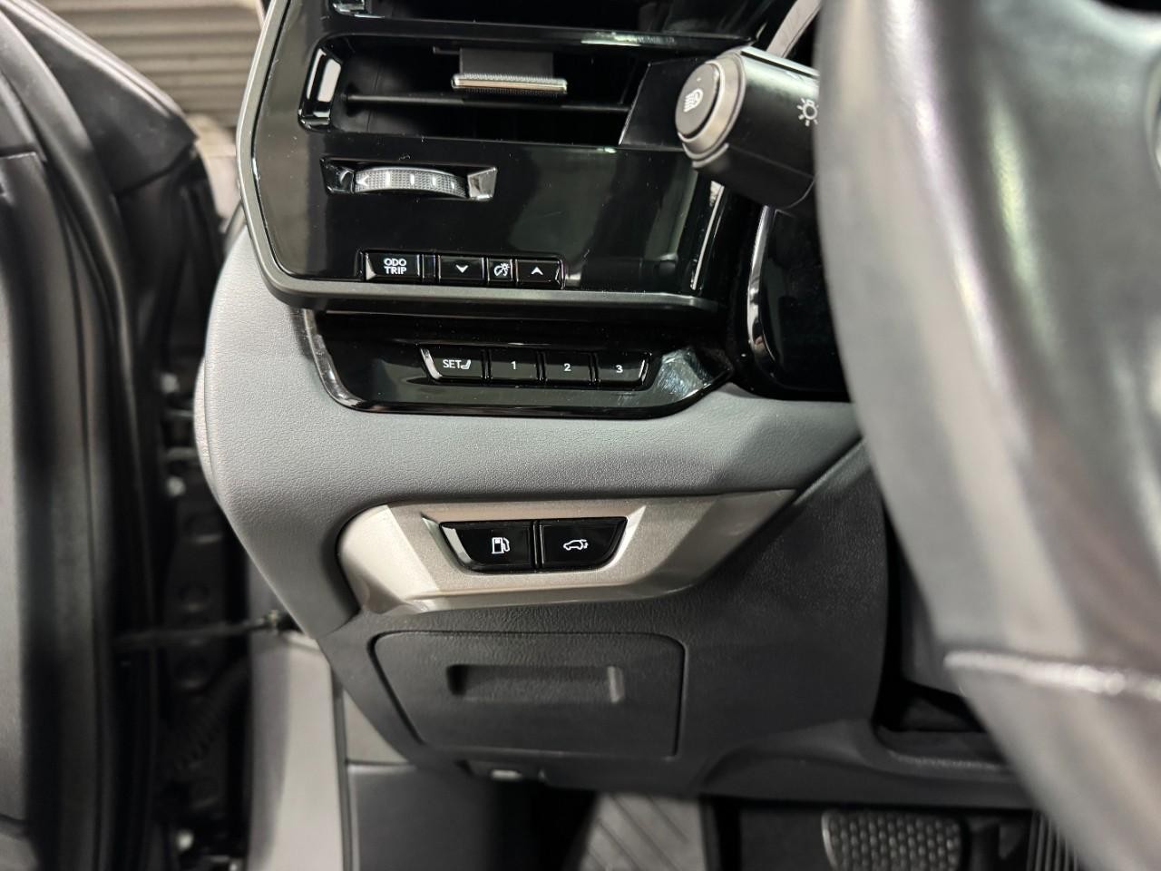 Lexus RX Vehicle Full-screen Gallery Image 26