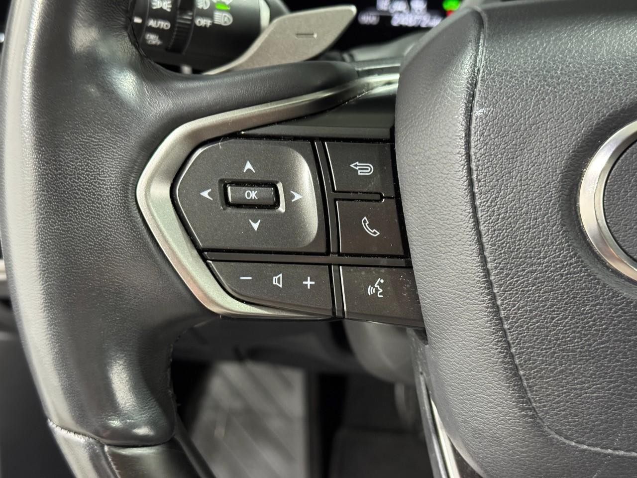 Lexus RX Vehicle Full-screen Gallery Image 27