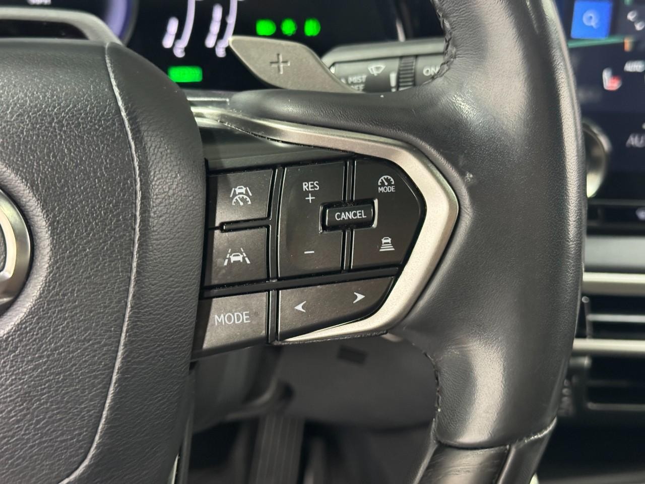 Lexus RX Vehicle Full-screen Gallery Image 28