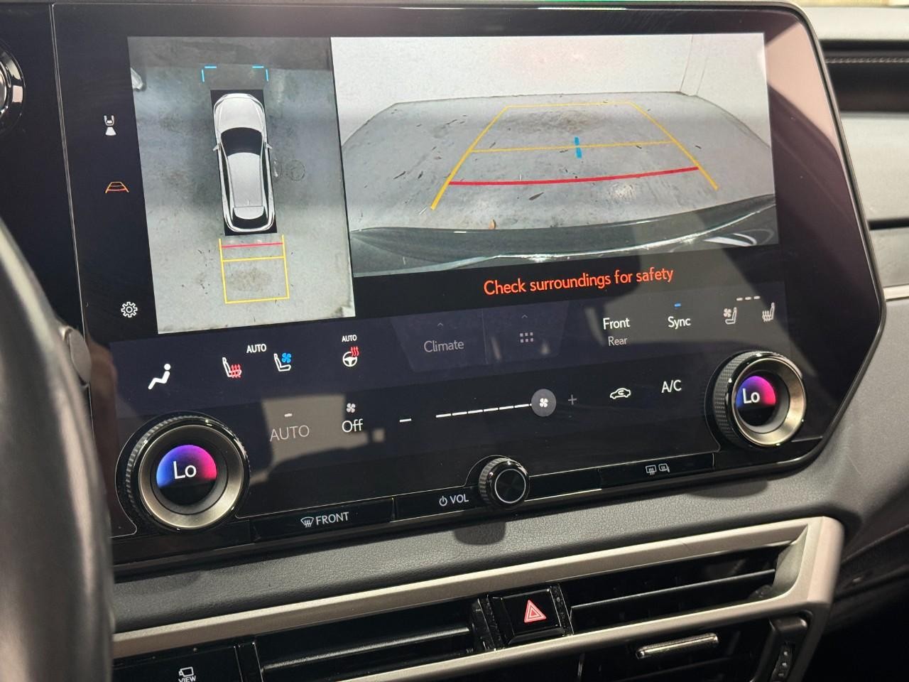 Lexus RX Vehicle Full-screen Gallery Image 30