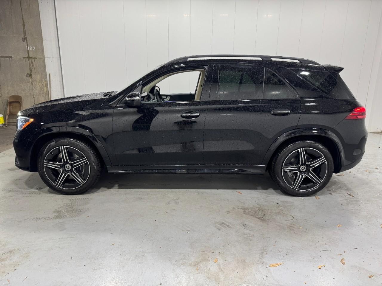 Mercedes-Benz GLE Vehicle Full-screen Gallery Image 2