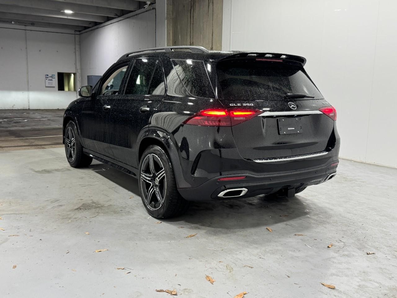 Mercedes-Benz GLE Vehicle Full-screen Gallery Image 3