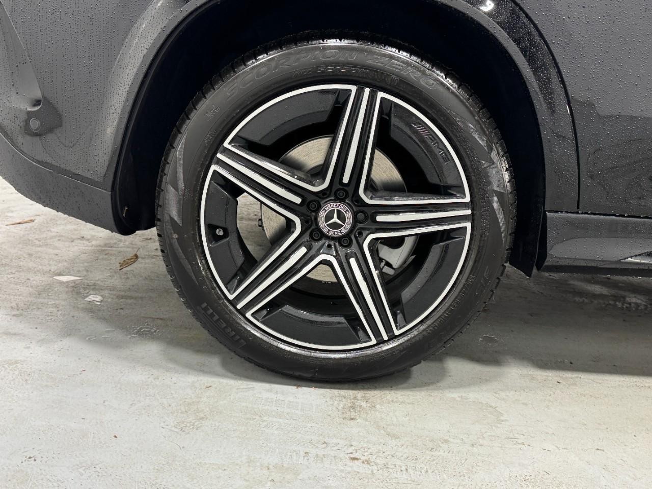 Mercedes-Benz GLE Vehicle Full-screen Gallery Image 5