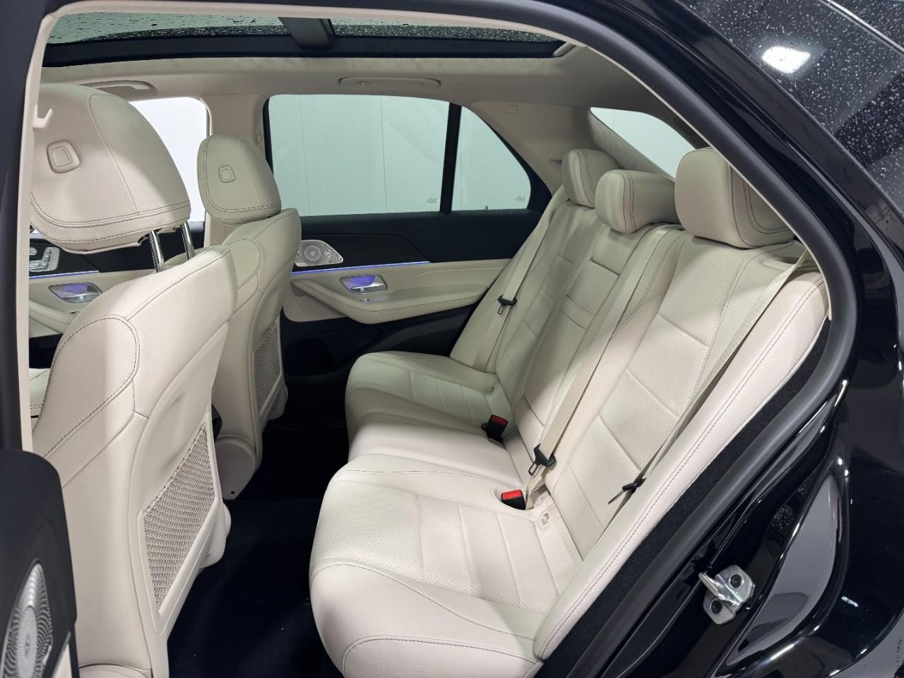 Mercedes-Benz GLE Vehicle Full-screen Gallery Image 8