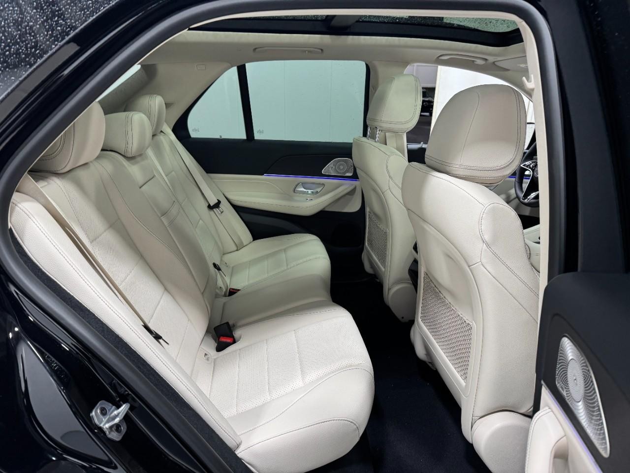 Mercedes-Benz GLE Vehicle Full-screen Gallery Image 10