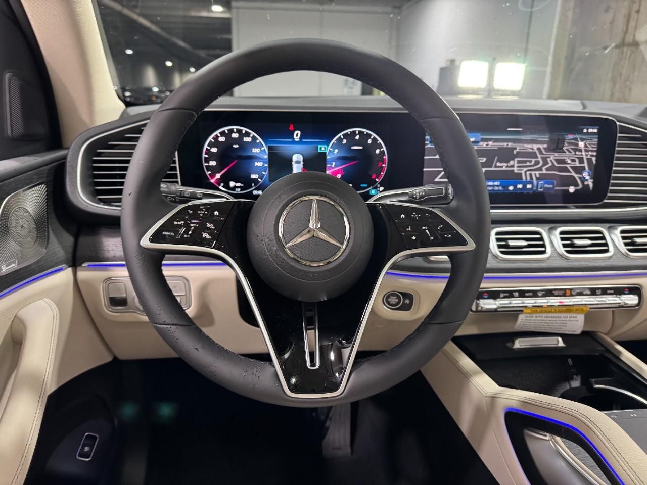 Mercedes-Benz GLE Vehicle Full-screen Gallery Image 13