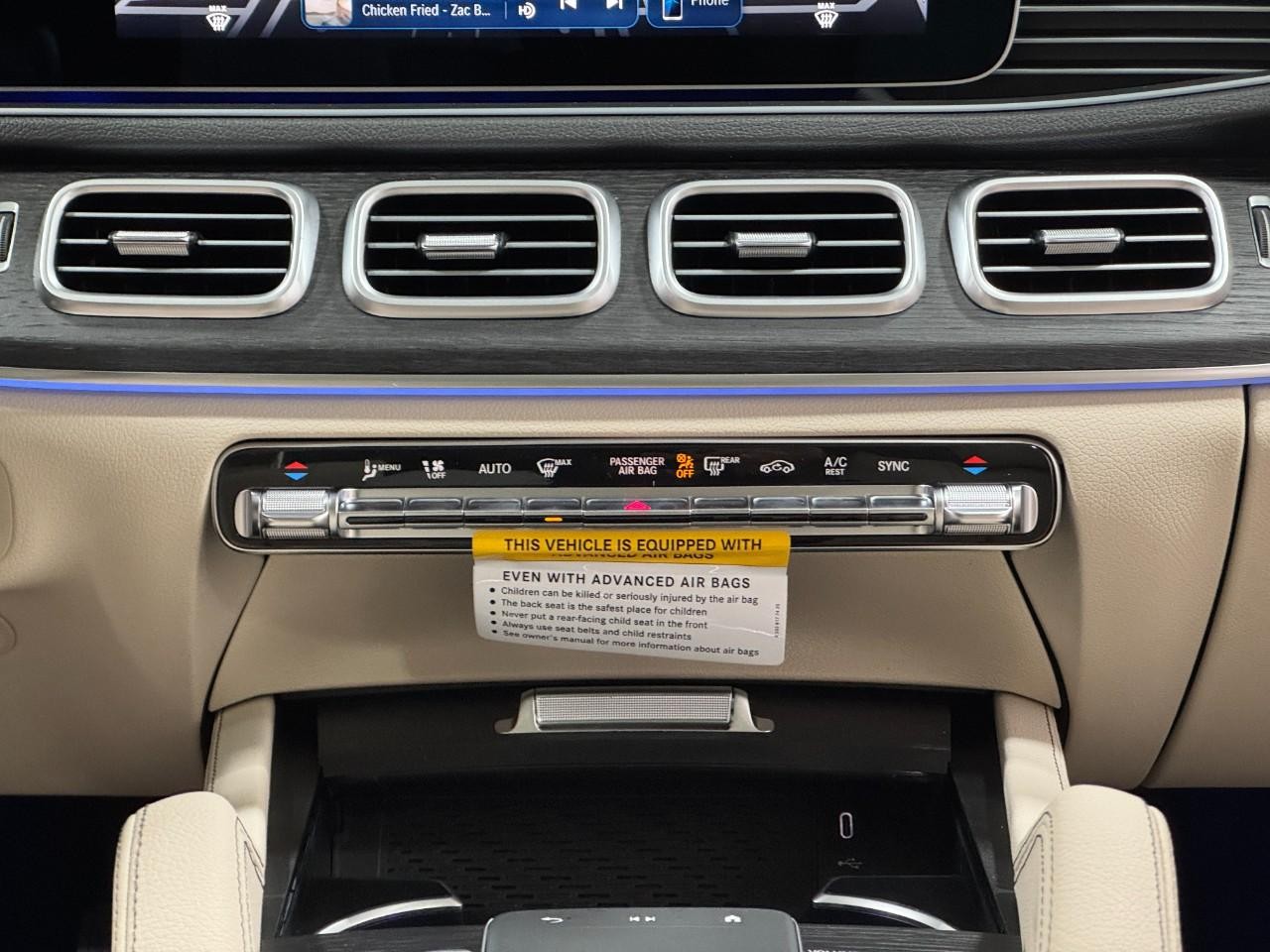 Mercedes-Benz GLE Vehicle Full-screen Gallery Image 15