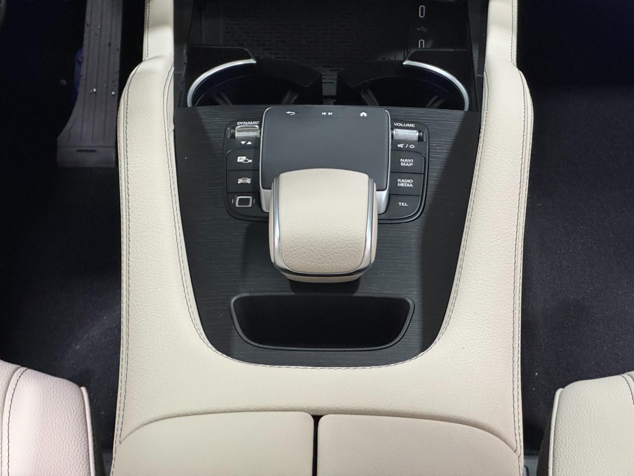 Mercedes-Benz GLE Vehicle Full-screen Gallery Image 16