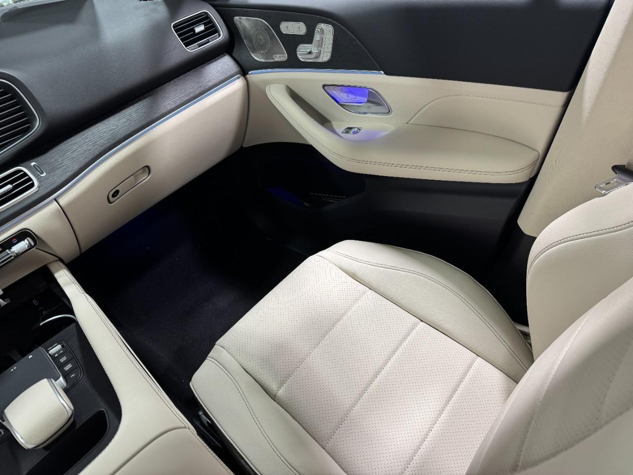 Mercedes-Benz GLE Vehicle Full-screen Gallery Image 17