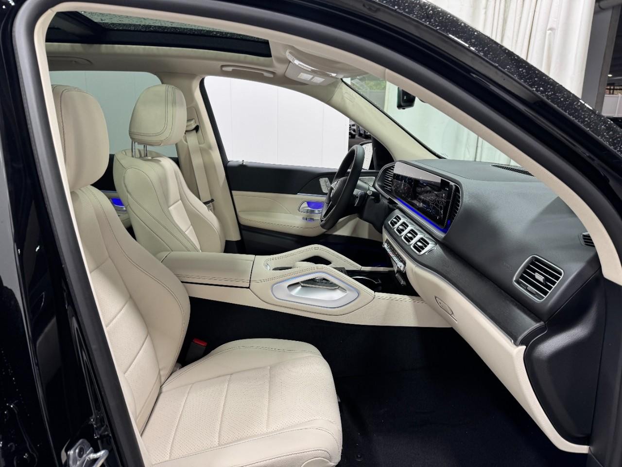 Mercedes-Benz GLE Vehicle Full-screen Gallery Image 18