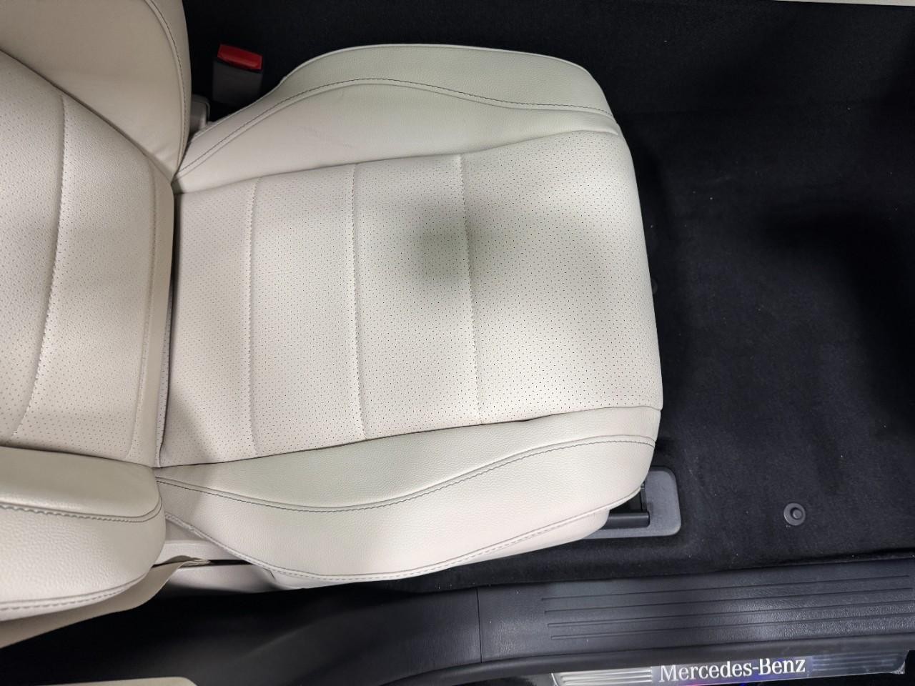 Mercedes-Benz GLE Vehicle Full-screen Gallery Image 19