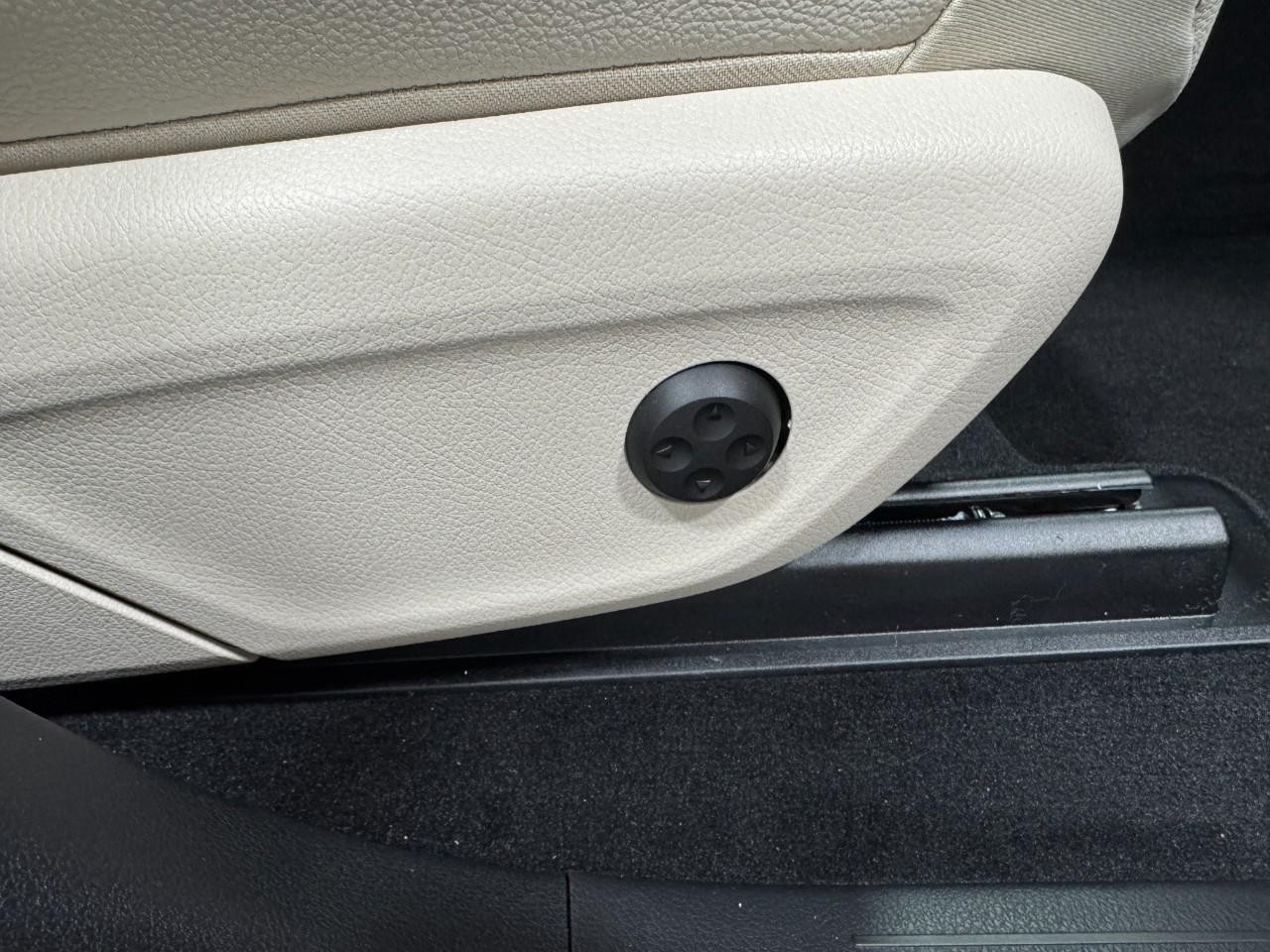 Mercedes-Benz GLE Vehicle Full-screen Gallery Image 20