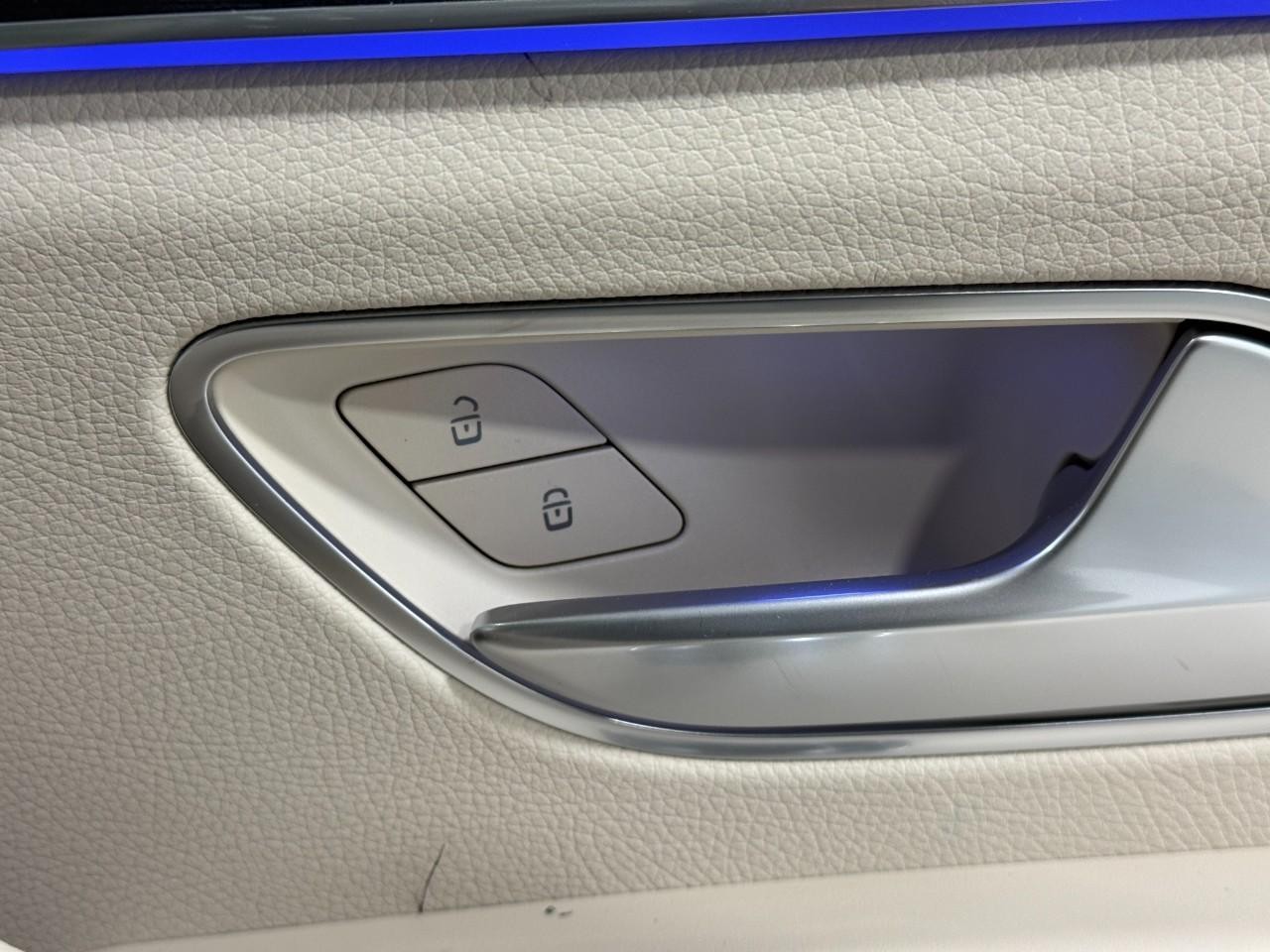 Mercedes-Benz GLE Vehicle Full-screen Gallery Image 22