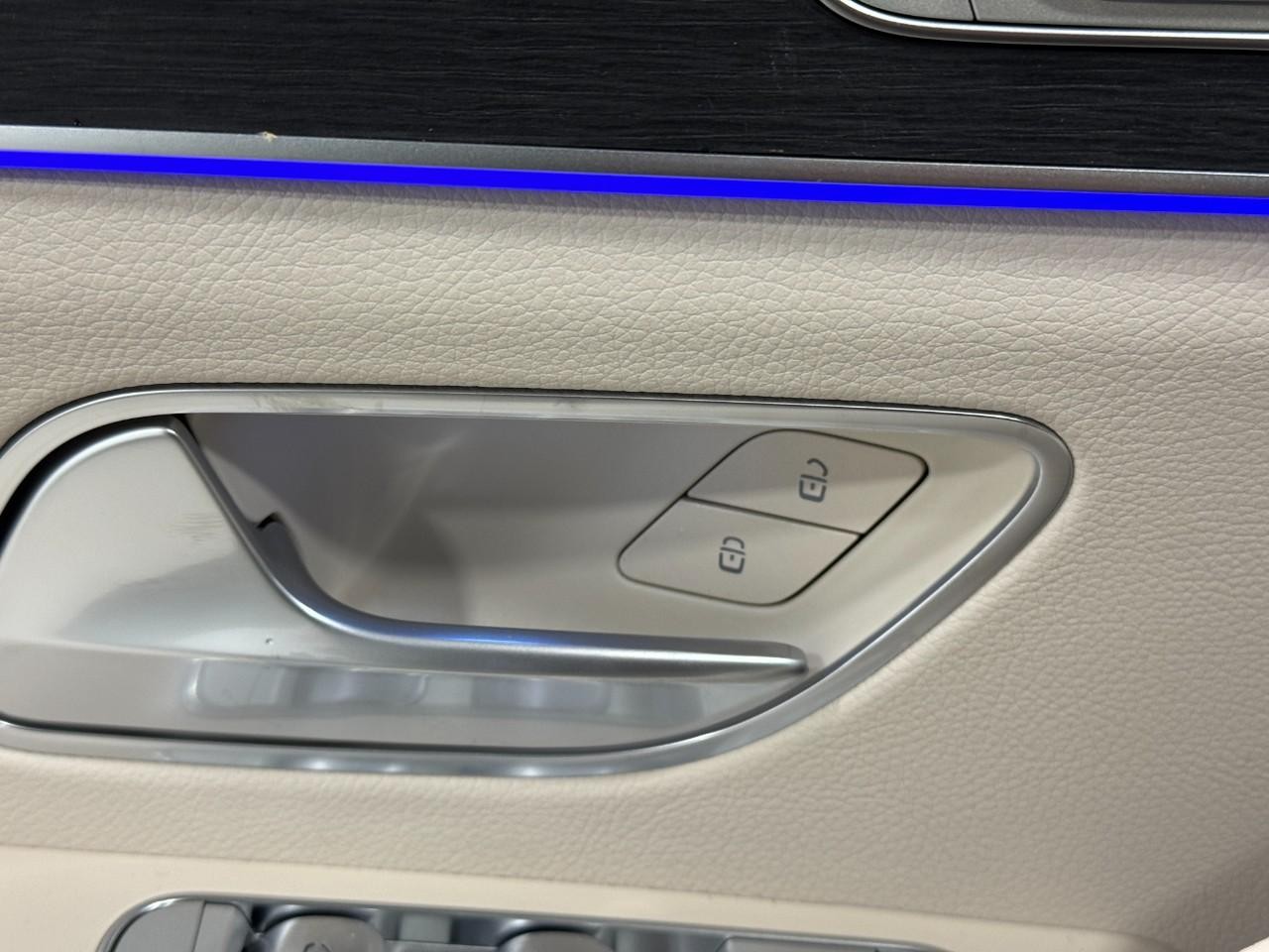 Mercedes-Benz GLE Vehicle Full-screen Gallery Image 25