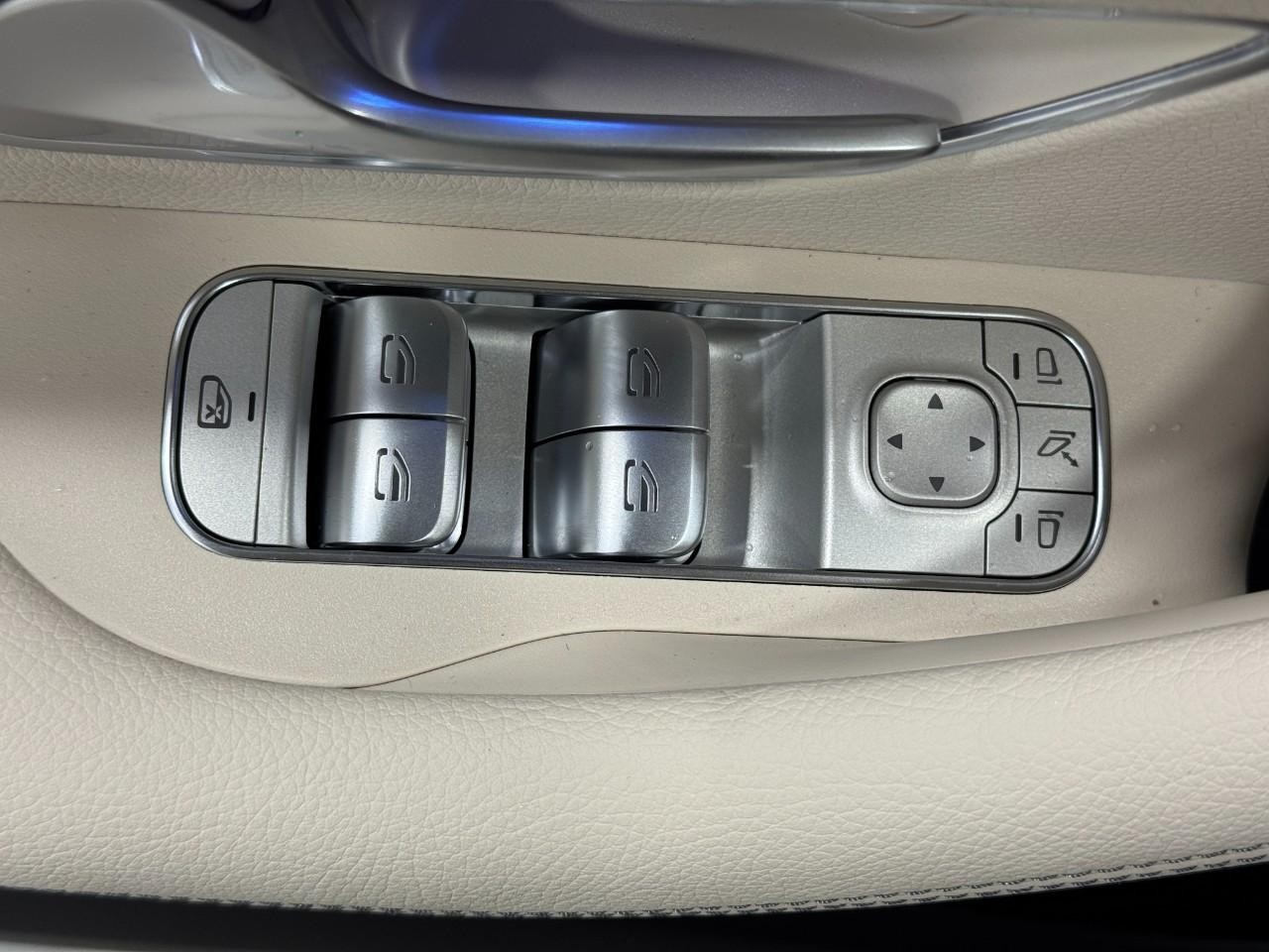 Mercedes-Benz GLE Vehicle Full-screen Gallery Image 26