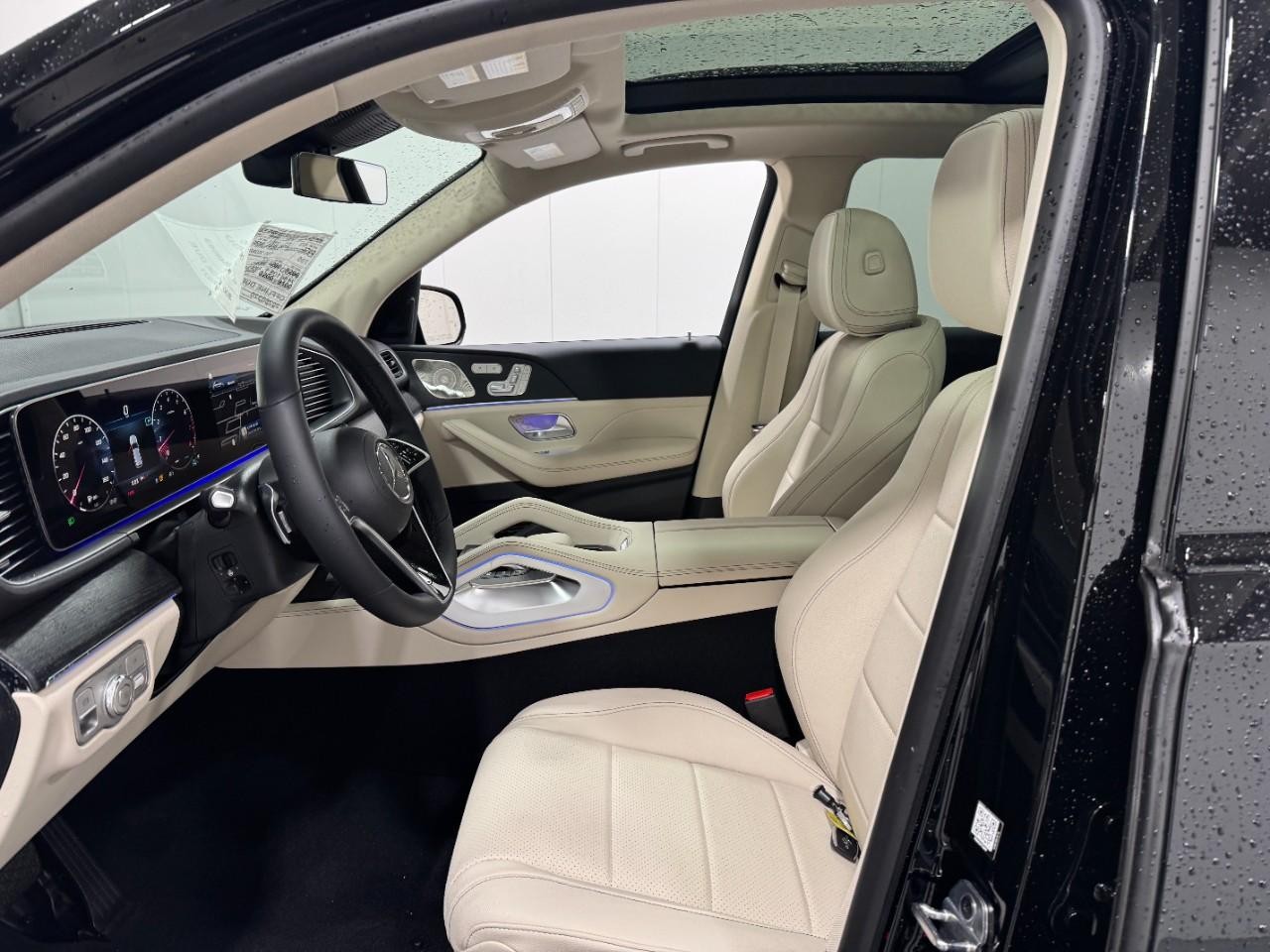 Mercedes-Benz GLE Vehicle Full-screen Gallery Image 28