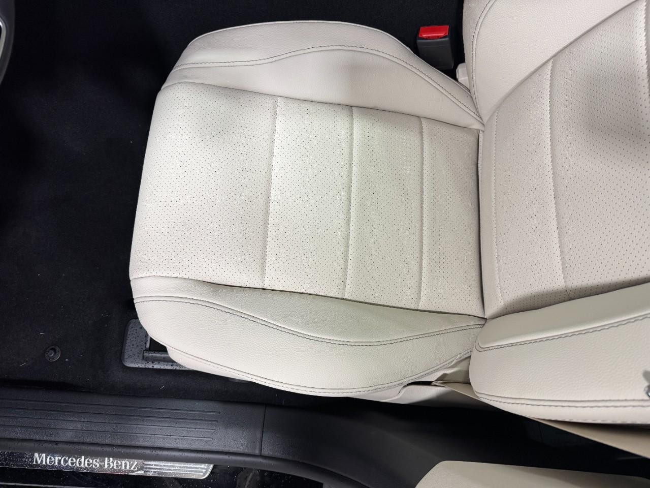 Mercedes-Benz GLE Vehicle Full-screen Gallery Image 29