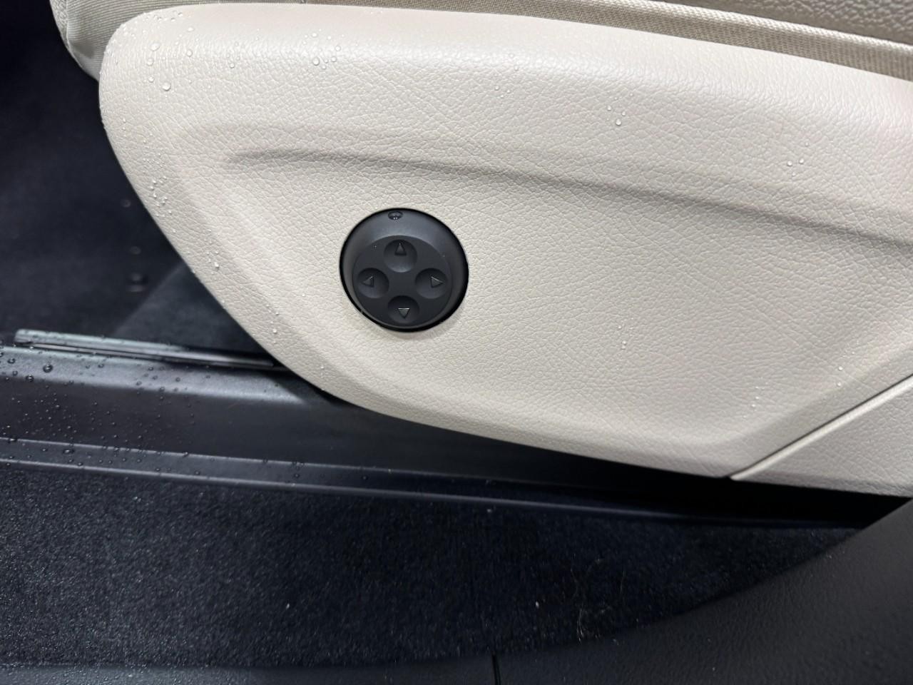 Mercedes-Benz GLE Vehicle Full-screen Gallery Image 30