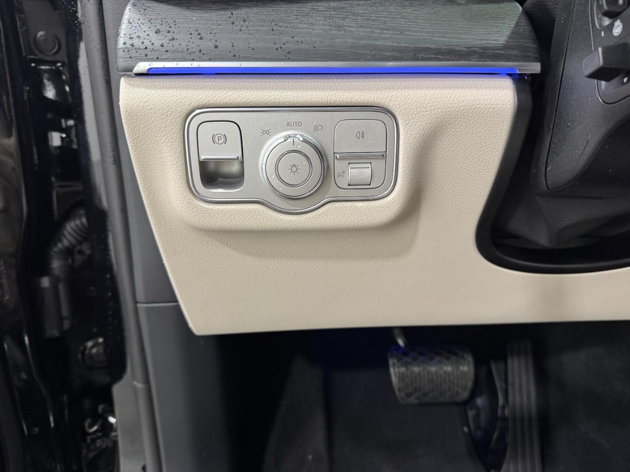 Mercedes-Benz GLE Vehicle Full-screen Gallery Image 31