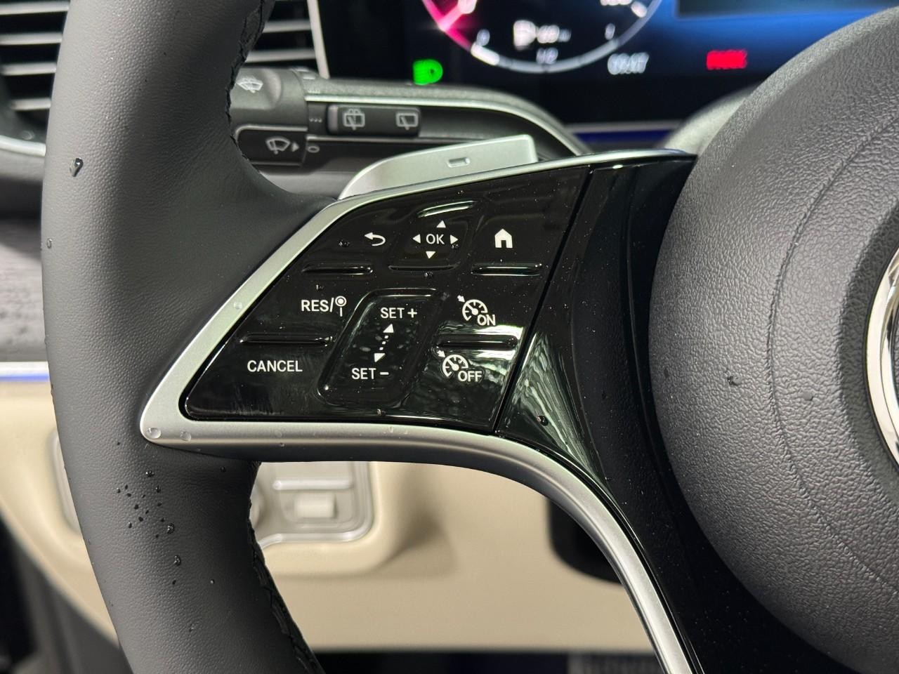 Mercedes-Benz GLE Vehicle Full-screen Gallery Image 32