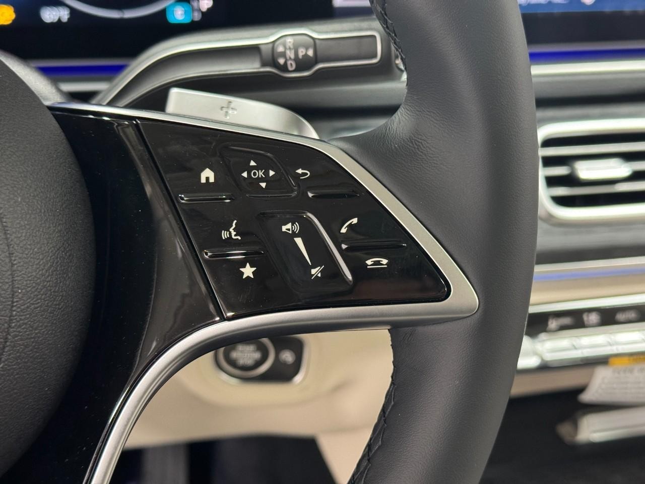 Mercedes-Benz GLE Vehicle Full-screen Gallery Image 33