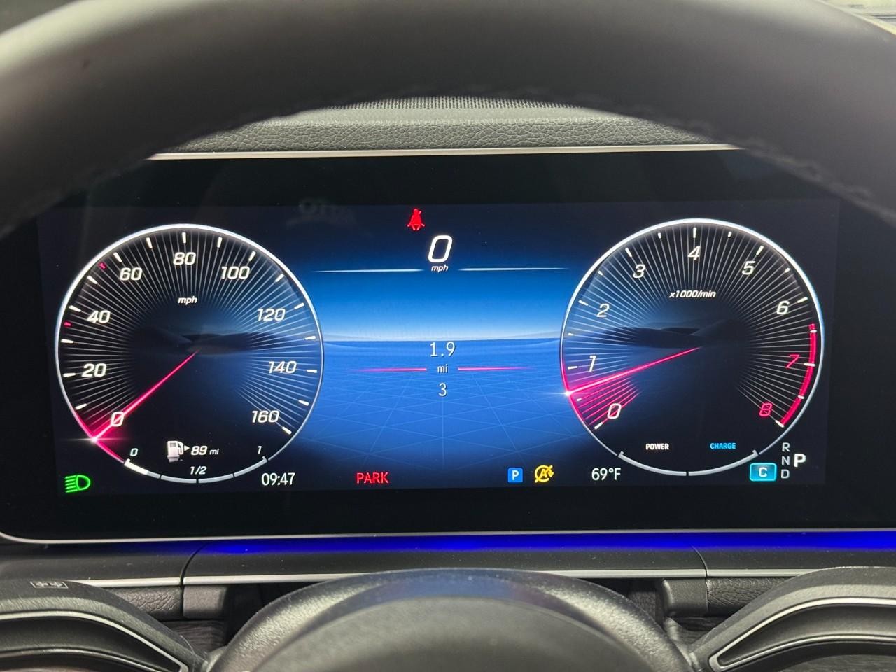 Mercedes-Benz GLE Vehicle Full-screen Gallery Image 34