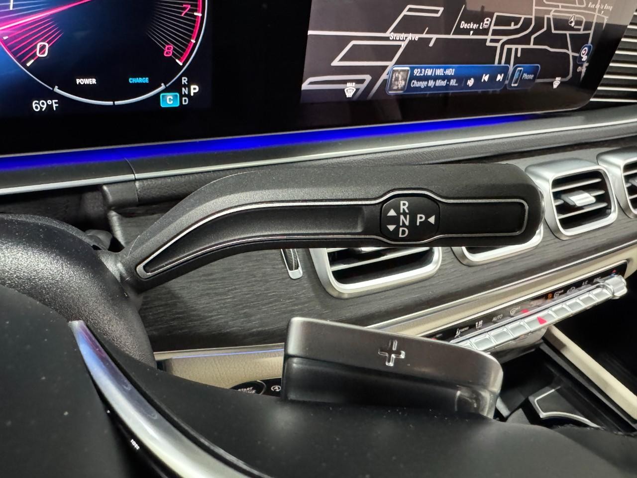 Mercedes-Benz GLE Vehicle Full-screen Gallery Image 35