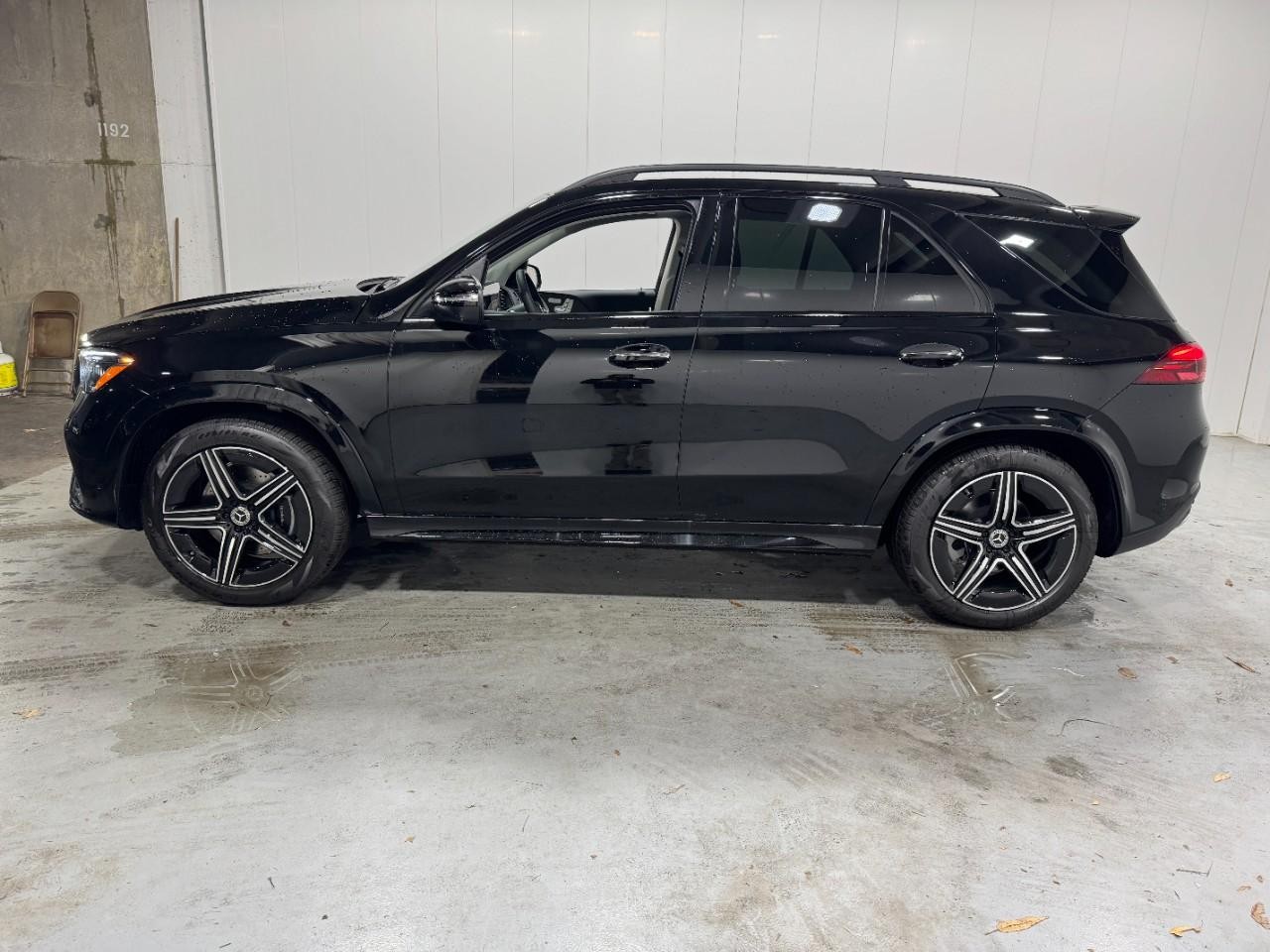 Mercedes-Benz GLE Vehicle Full-screen Gallery Image 2