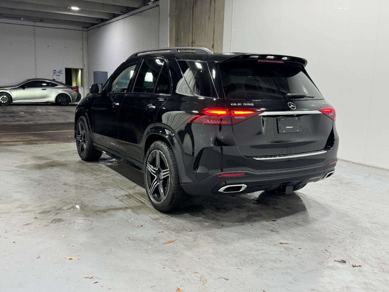 Mercedes-Benz GLE Vehicle Full-screen Gallery Image 3