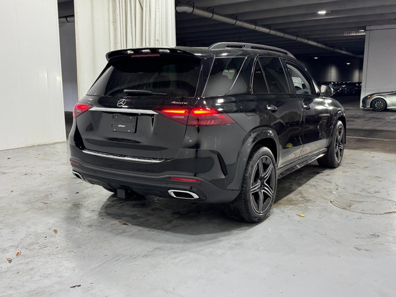 Mercedes-Benz GLE Vehicle Full-screen Gallery Image 4