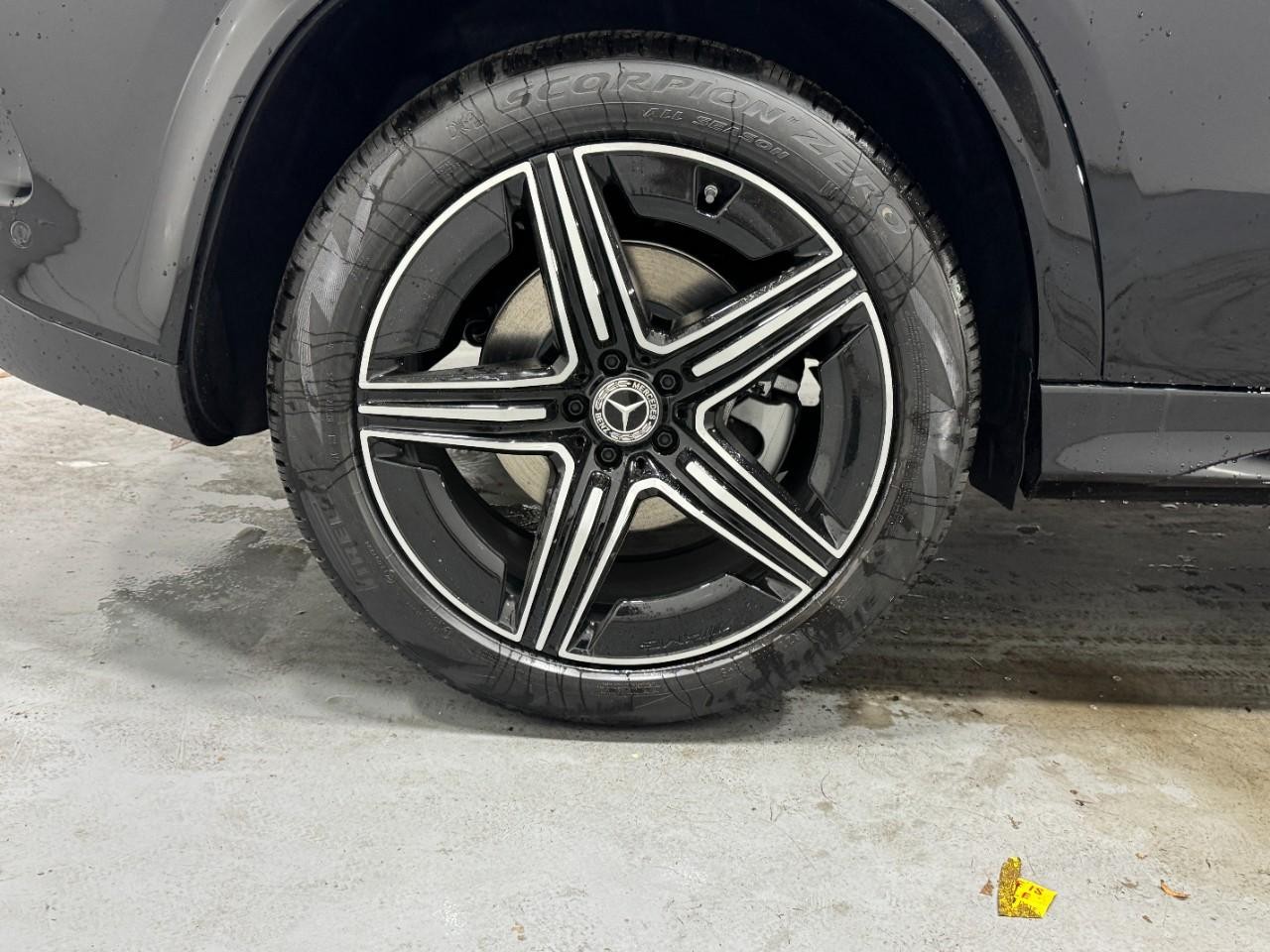 Mercedes-Benz GLE Vehicle Full-screen Gallery Image 5