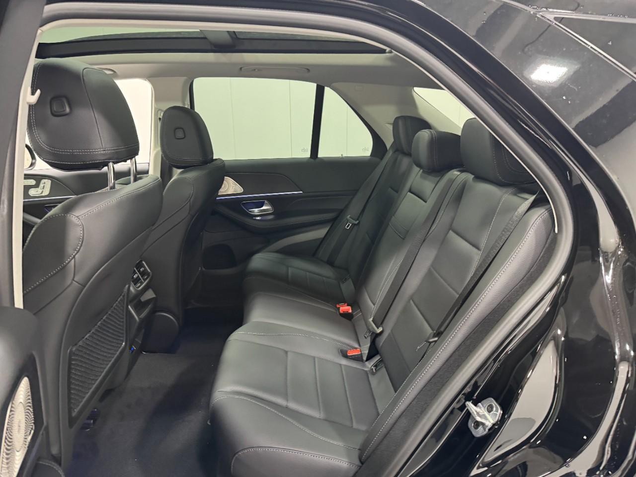 Mercedes-Benz GLE Vehicle Full-screen Gallery Image 8